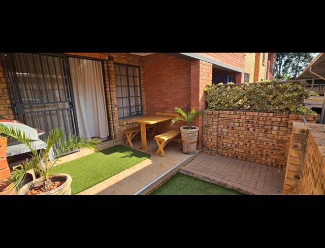 2 BEDROOM TOWNHOUSE FOR SALE IN GOLF PARK